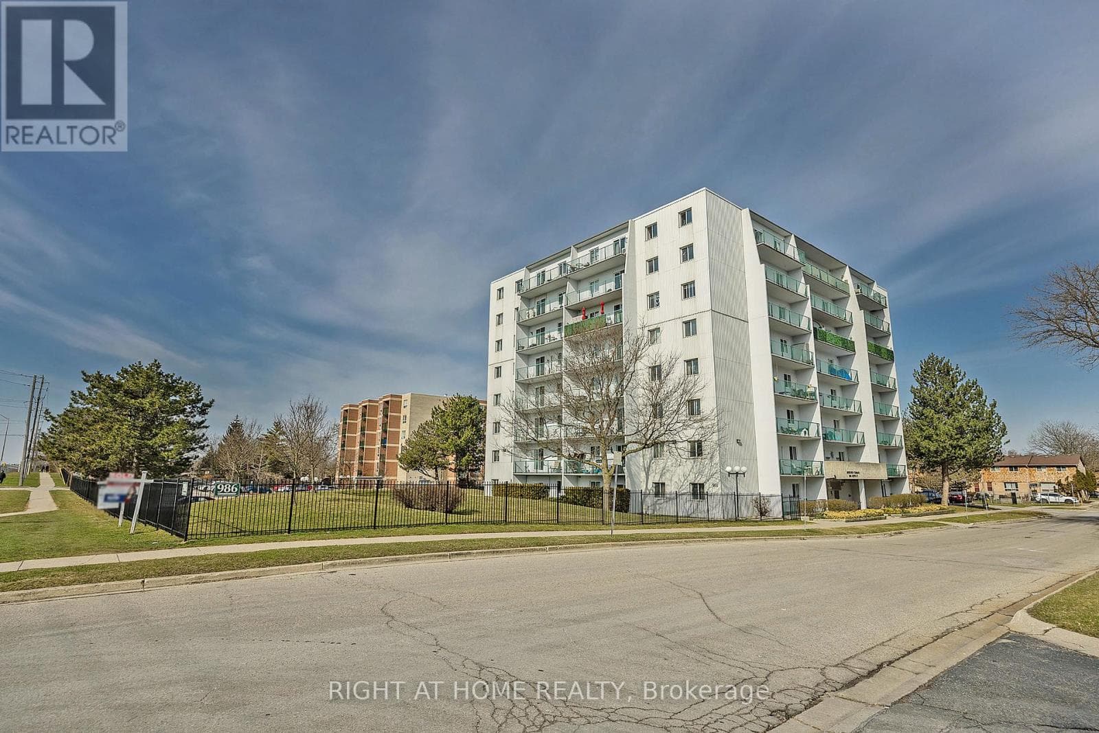 701- 986 Huron Street