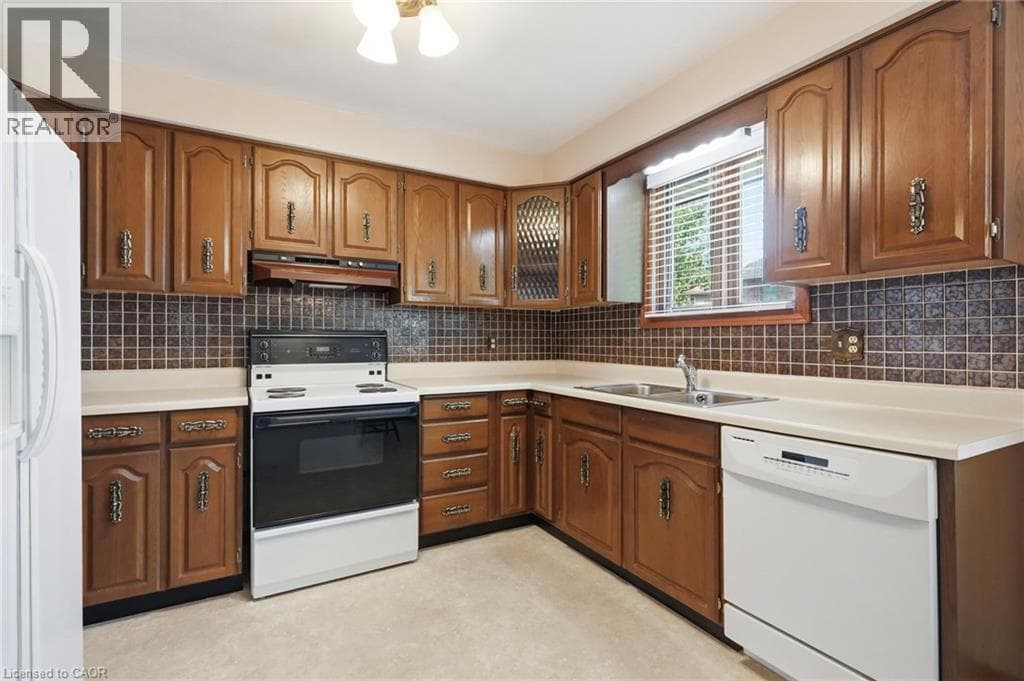 Single Family at 11 TANERA Crescent, St. Catharines, Ontario - Photo 8 - RE/MAX Garden City Realty