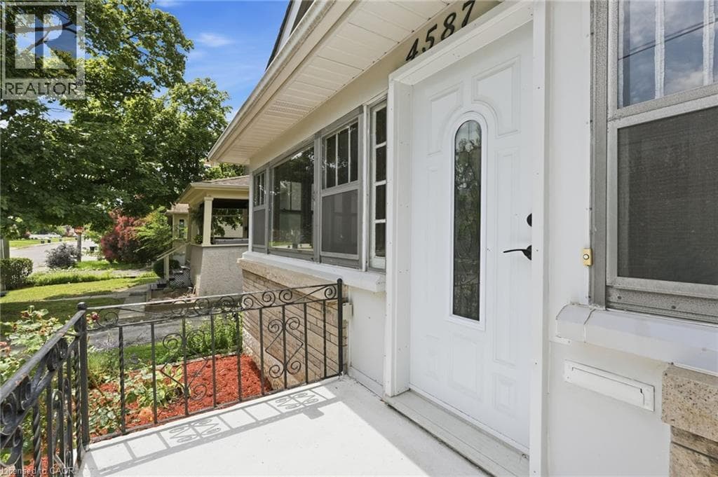 Single Family at 4587 THIRD Avenue, Niagara Falls, Ontario - Photo 4 - RE/MAX Garden City Realty