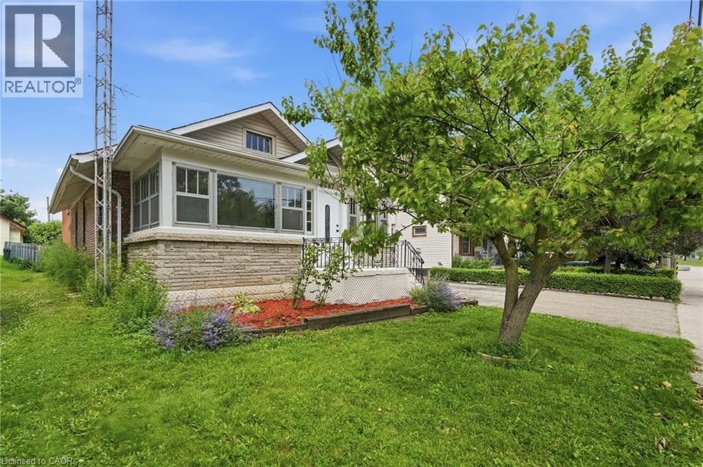Single Family at 4587 THIRD Avenue, Niagara Falls, Ontario - Photo 3 - RE/MAX Garden City Realty
