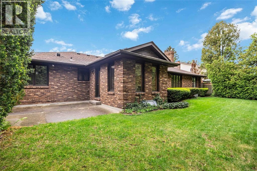 Single Family at 632 ESSER Crescent, Sarnia, Ontario - Photo 6 - RE/MAX Garden City Realty