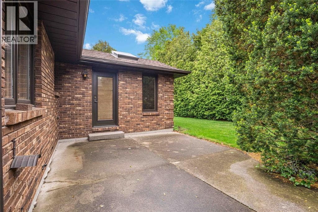 Single Family at 632 ESSER Crescent, Sarnia, Ontario - Photo 5 - RE/MAX Garden City Realty