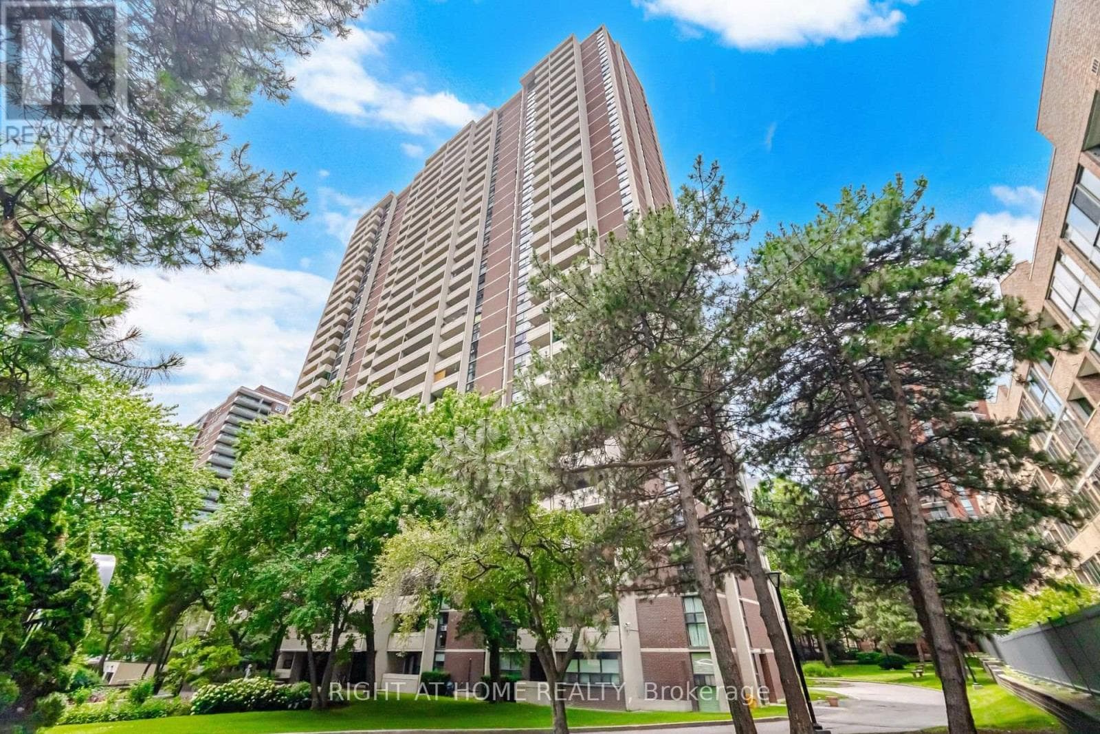 1104- 40 Homewood Avenue