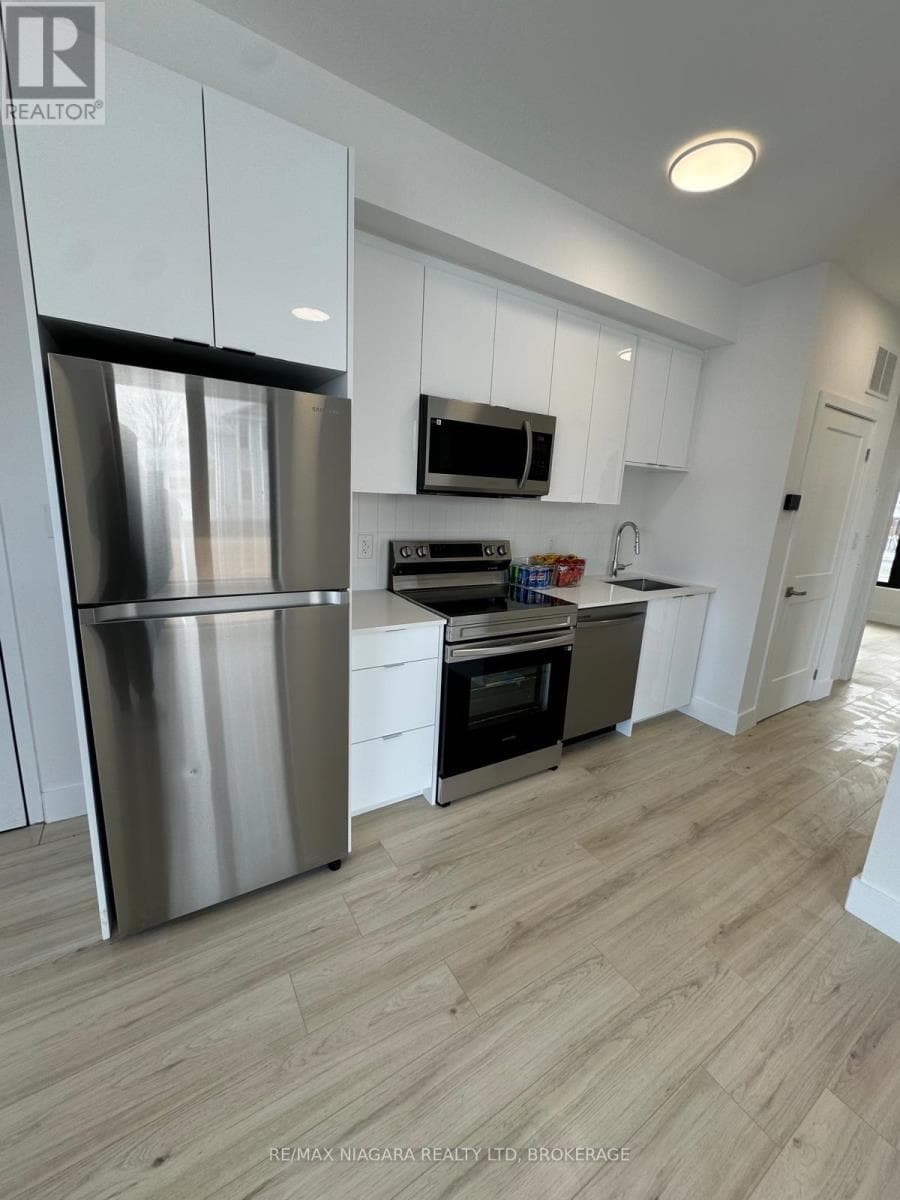 Single Family at 206- 7277 Wilson Crescent, Niagara Falls (Oldfield), Ontario - Photo 3 - RE/MAX Garden City Realty