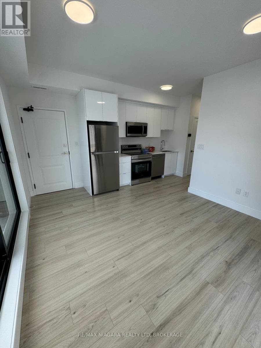 Single Family at 206- 7277 Wilson Crescent, Niagara Falls (Oldfield), Ontario - Photo 4 - RE/MAX Garden City Realty