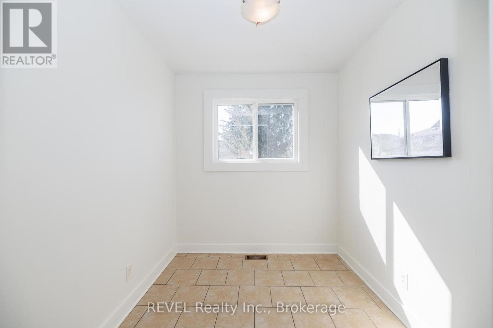 Single Family at 9 Colborne Street, Thorold (Thorold Downtown), Ontario - Photo 10 - RE/MAX Garden City Realty