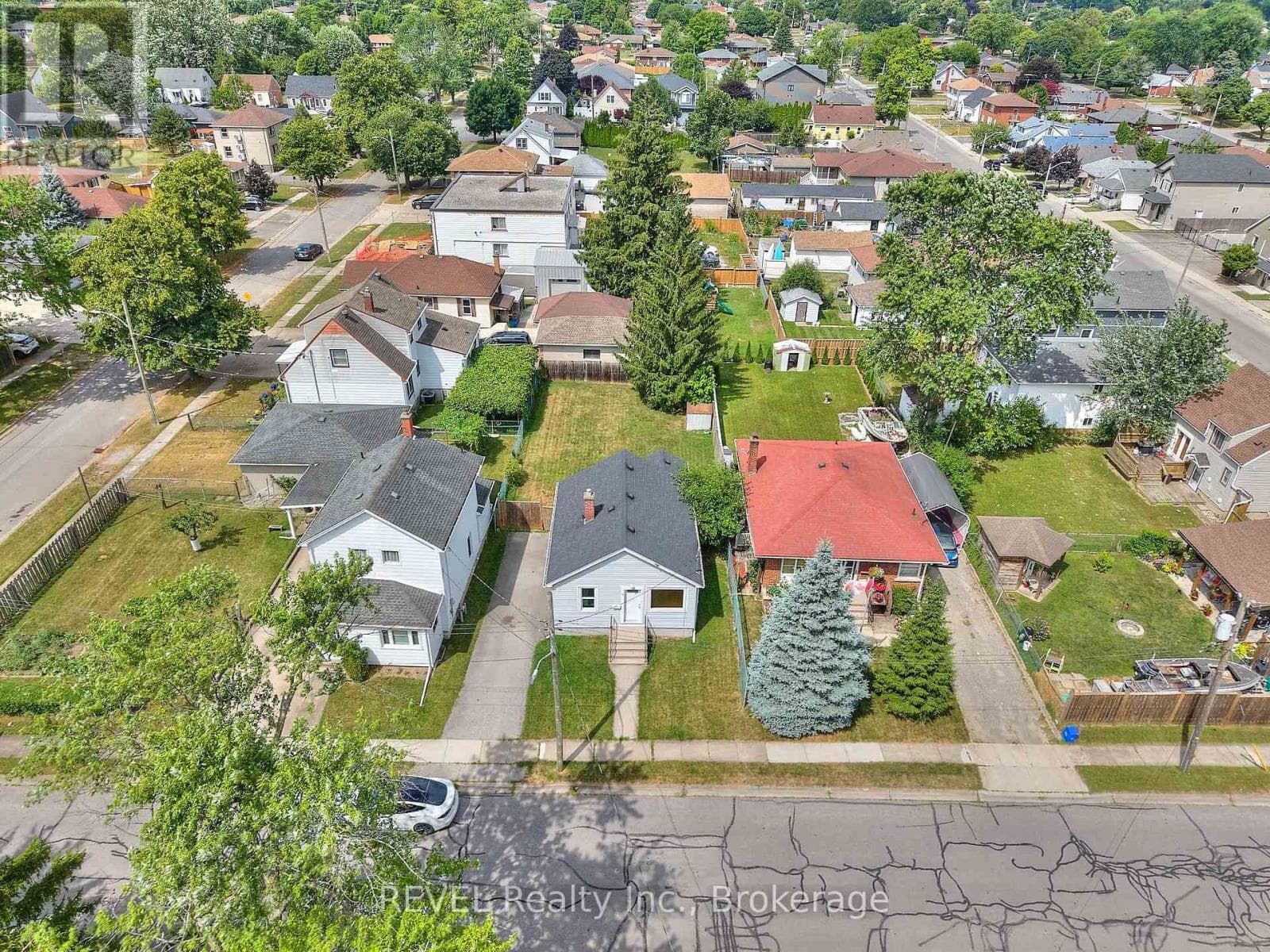 Single Family at 9 Colborne Street, Thorold (Thorold Downtown), Ontario - Photo 2 - RE/MAX Garden City Realty