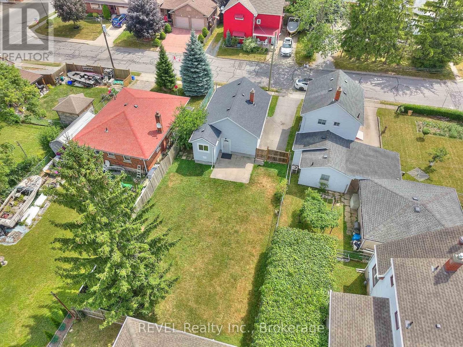 Single Family at 9 Colborne Street, Thorold (Thorold Downtown), Ontario - Photo 3 - RE/MAX Garden City Realty