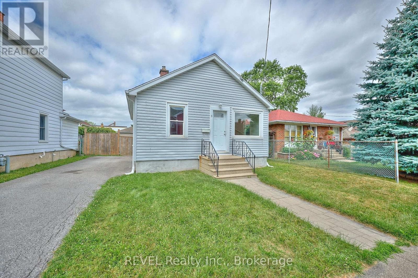 Single Family at 9 Colborne Street, Thorold (Thorold Downtown), Ontario - Photo 4 - RE/MAX Garden City Realty