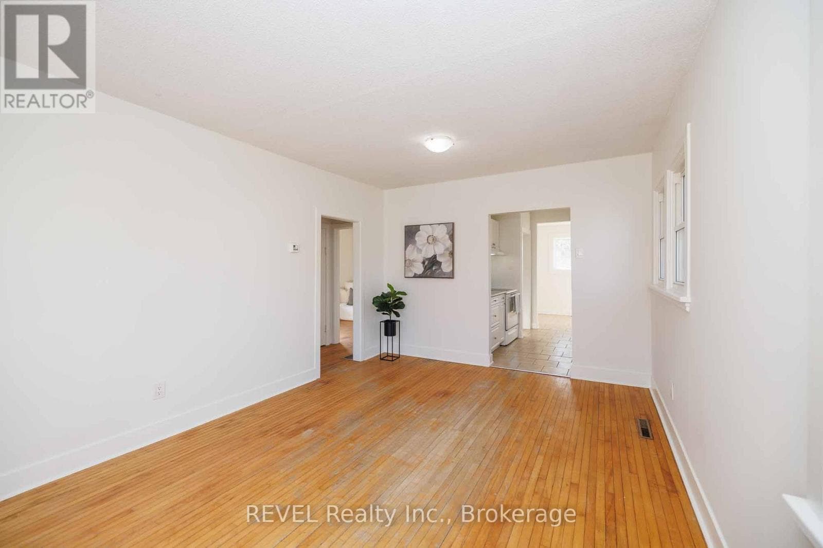 Single Family at 9 Colborne Street, Thorold (Thorold Downtown), Ontario - Photo 6 - RE/MAX Garden City Realty