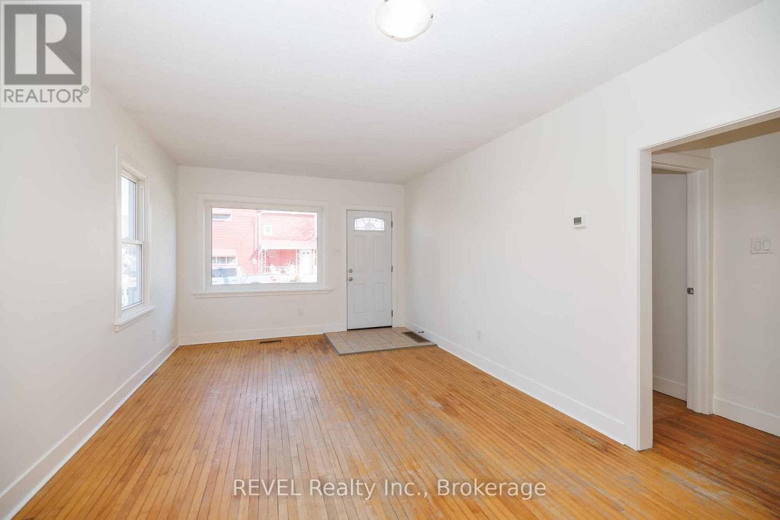 Single Family at 9 Colborne Street, Thorold (Thorold Downtown), Ontario - Photo 7 - RE/MAX Garden City Realty