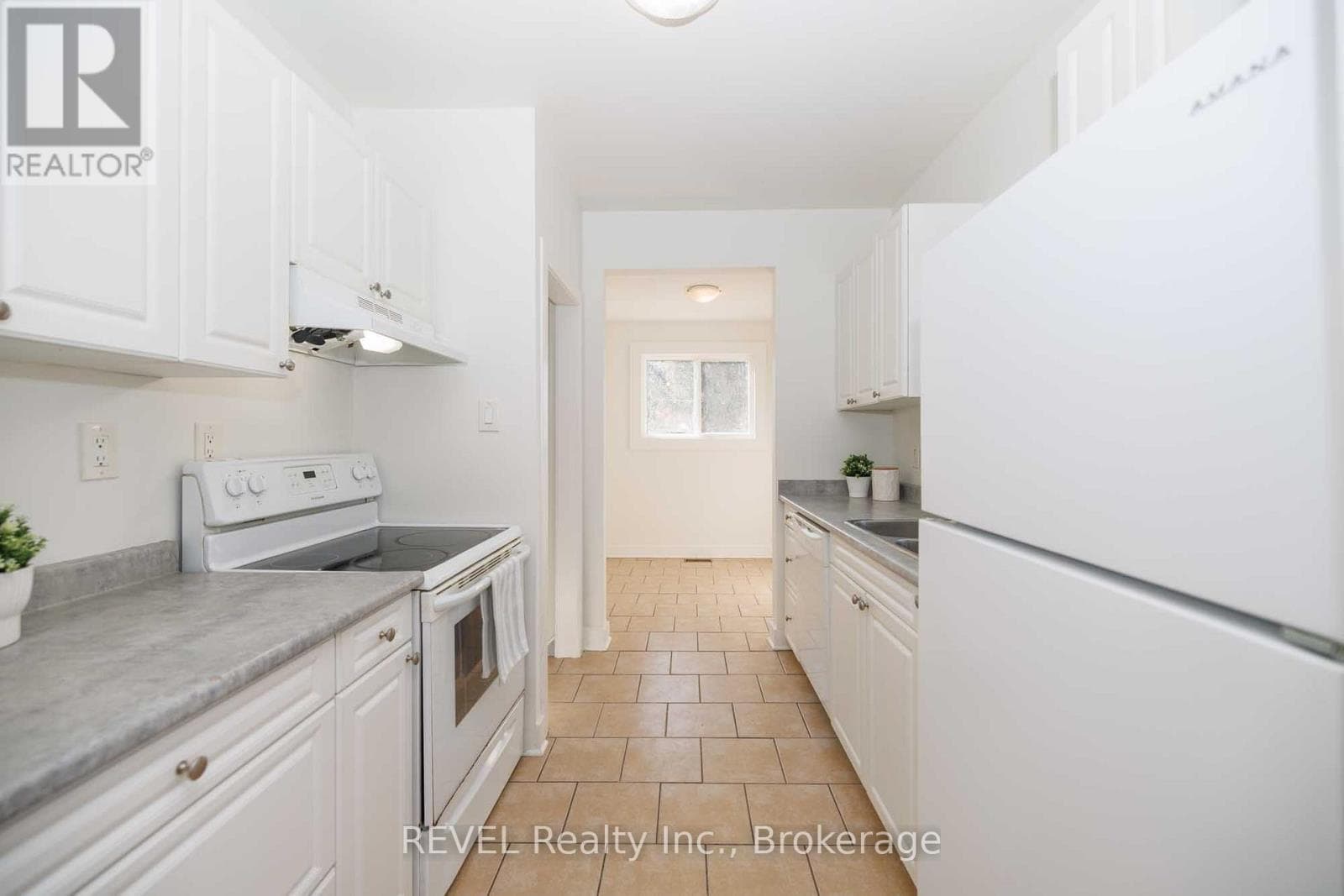 Single Family at 9 Colborne Street, Thorold (Thorold Downtown), Ontario - Photo 8 - RE/MAX Garden City Realty