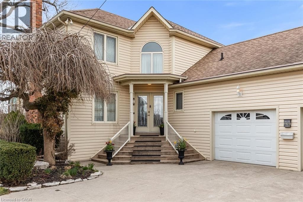 Single Family at 1 TWELFTH Street, Grimsby, Ontario - Photo 4 - RE/MAX Garden City Realty