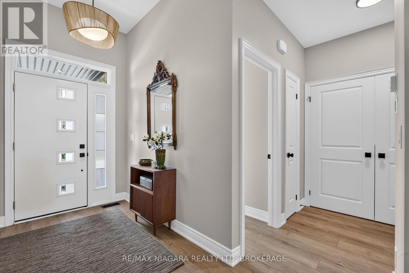 Single Family at 24 Peachtree Lane, Niagara-on-the-Lake (Virgil), Ontario - Photo 4 - RE/MAX Garden City Realty