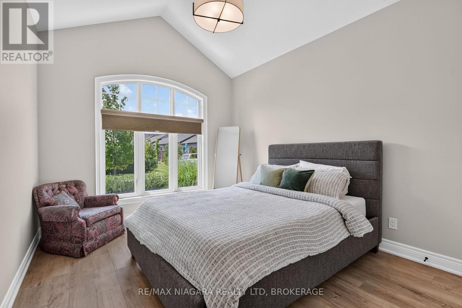 Single Family at 24 Peachtree Lane, Niagara-on-the-Lake (Virgil), Ontario - Photo 5 - RE/MAX Garden City Realty