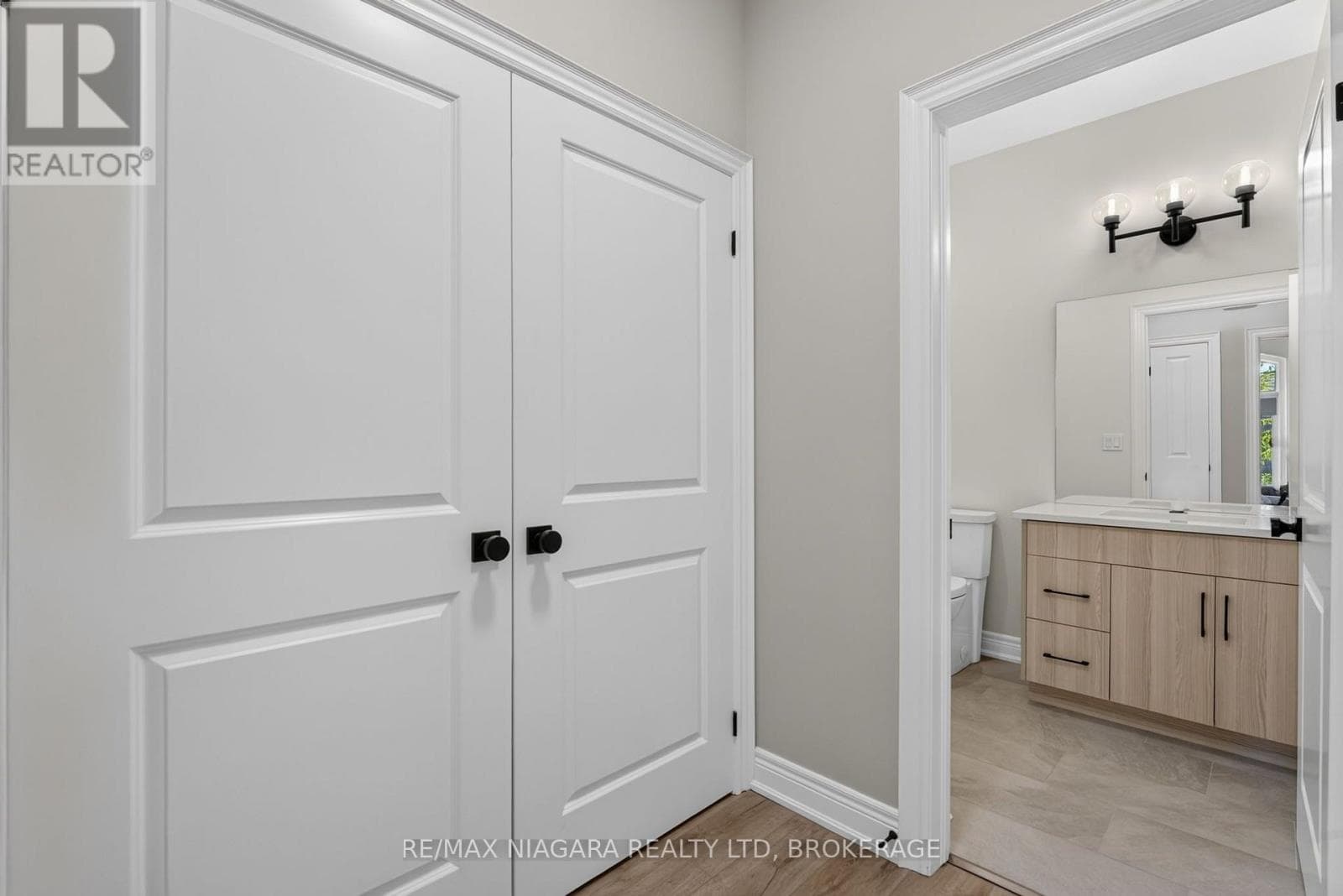 Single Family at 24 Peachtree Lane, Niagara-on-the-Lake (Virgil), Ontario - Photo 7 - RE/MAX Garden City Realty