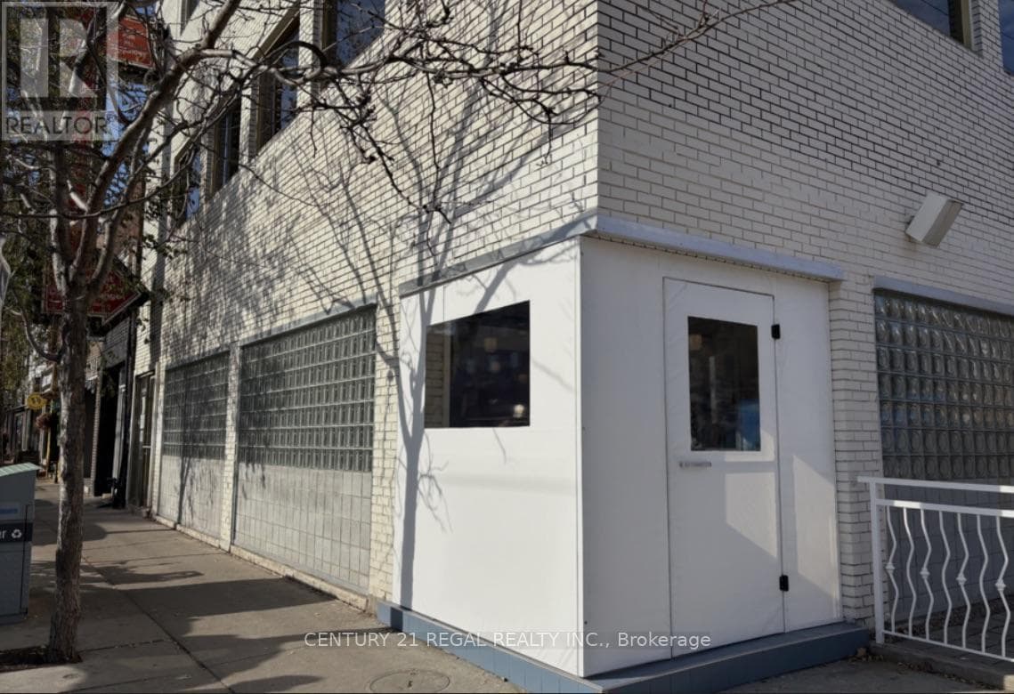802 Dundas Street