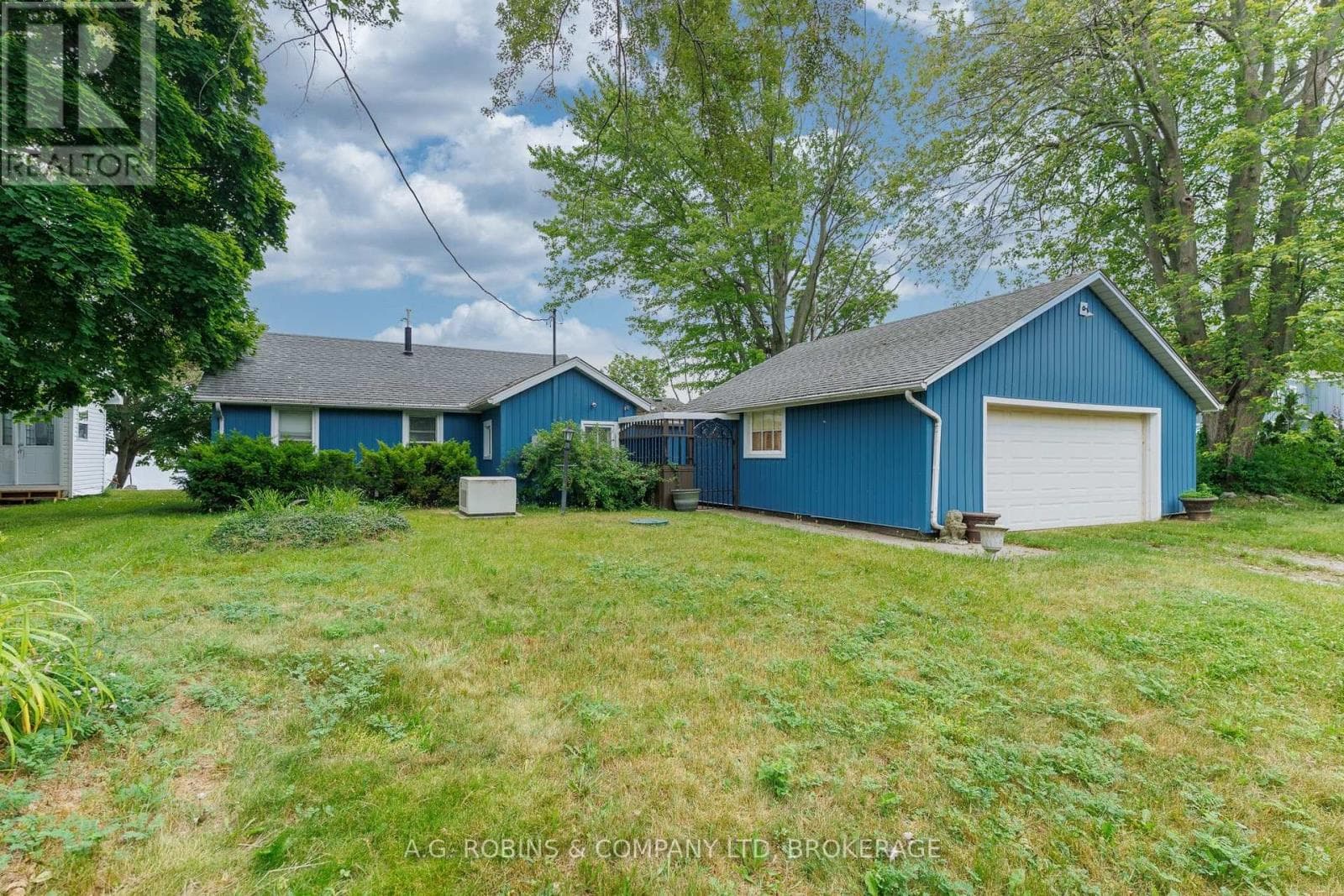 Single Family at 11251 HARBOURVIEW Road, Wainfleet (Lakeshore), Ontario - Photo 2 - RE/MAX Garden City Realty