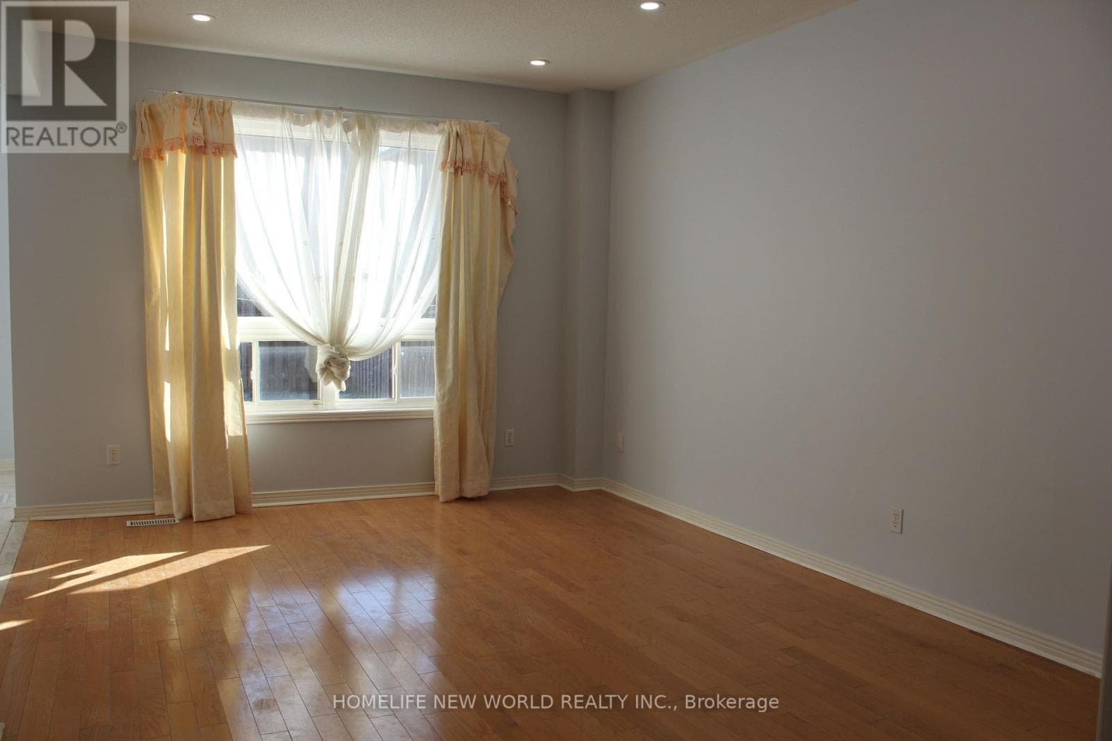 Single Family at 31 Barkwood Hollow, Markham (Berczy), Ontario - Photo 5 - RE/MAX Garden City Realty