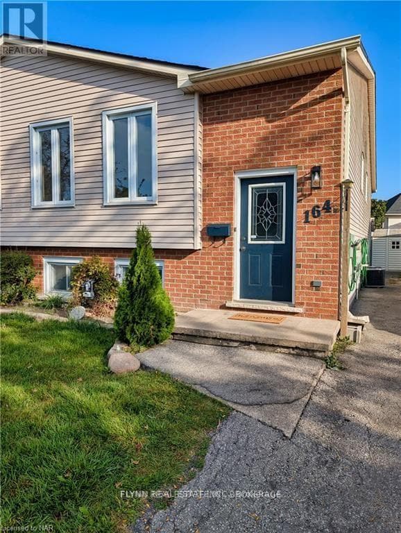 Single Family at A- 164 WINDSOR Street, Welland (Broadway), Ontario - Photo 2 - RE/MAX Garden City Realty