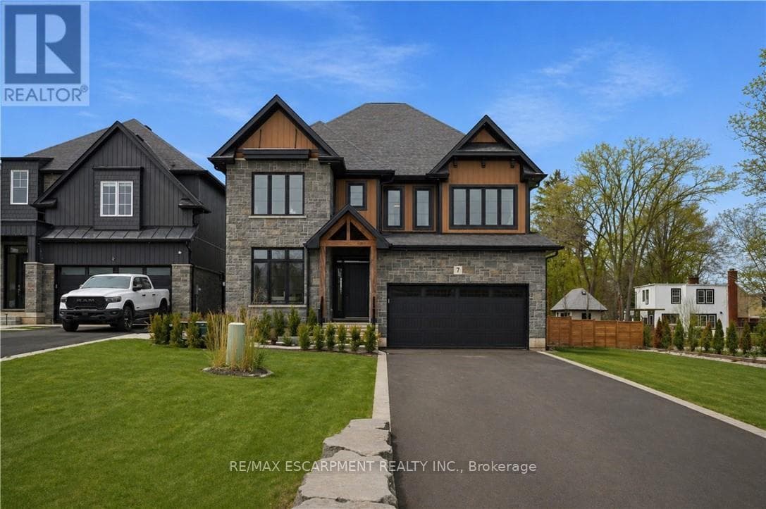 7 Bartlett Avenue