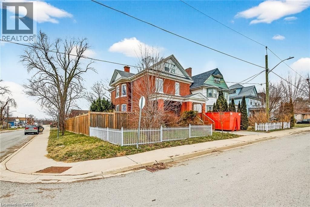 Single Family at 4637 ELLIS Street, Niagara Falls, Ontario - Photo 3 - RE/MAX Garden City Realty