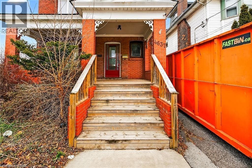 Single Family at 4637 ELLIS Street, Niagara Falls, Ontario - Photo 4 - RE/MAX Garden City Realty