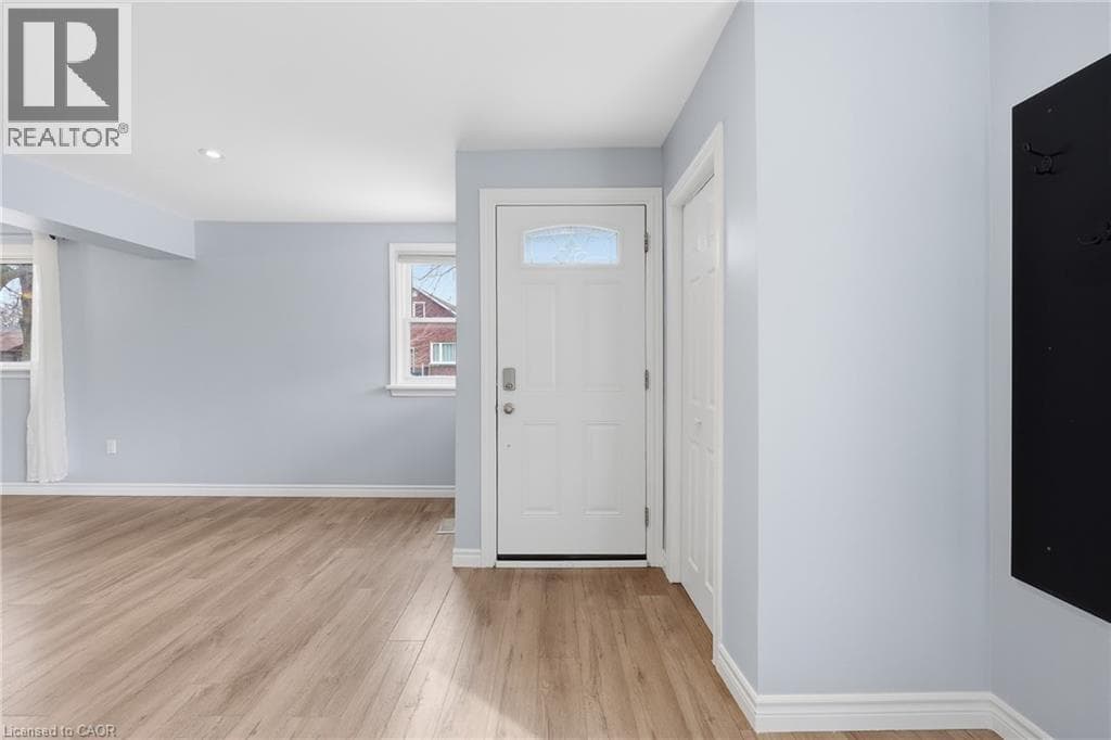 Single Family at 6581 RIALL Street, Niagara Falls, Ontario - Photo 4 - RE/MAX Garden City Realty