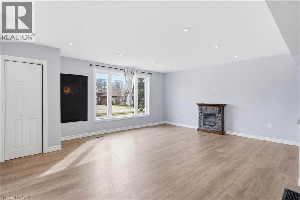 Single Family at 6581 RIALL Street, Niagara Falls, Ontario - Photo 6 - RE/MAX Garden City Realty