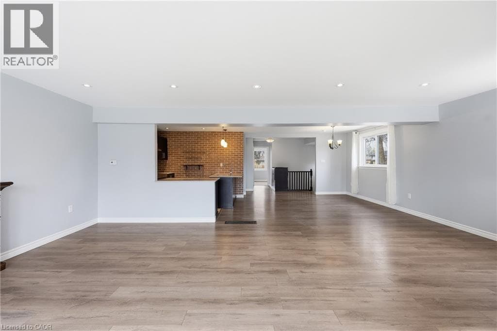 Single Family at 6581 RIALL Street, Niagara Falls, Ontario - Photo 7 - RE/MAX Garden City Realty