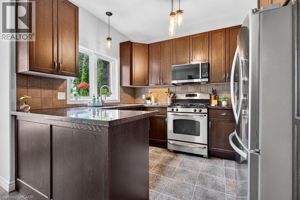 Single Family at 17 UDELL Way, Grimsby, Ontario - Photo 4 - RE/MAX Garden City Realty