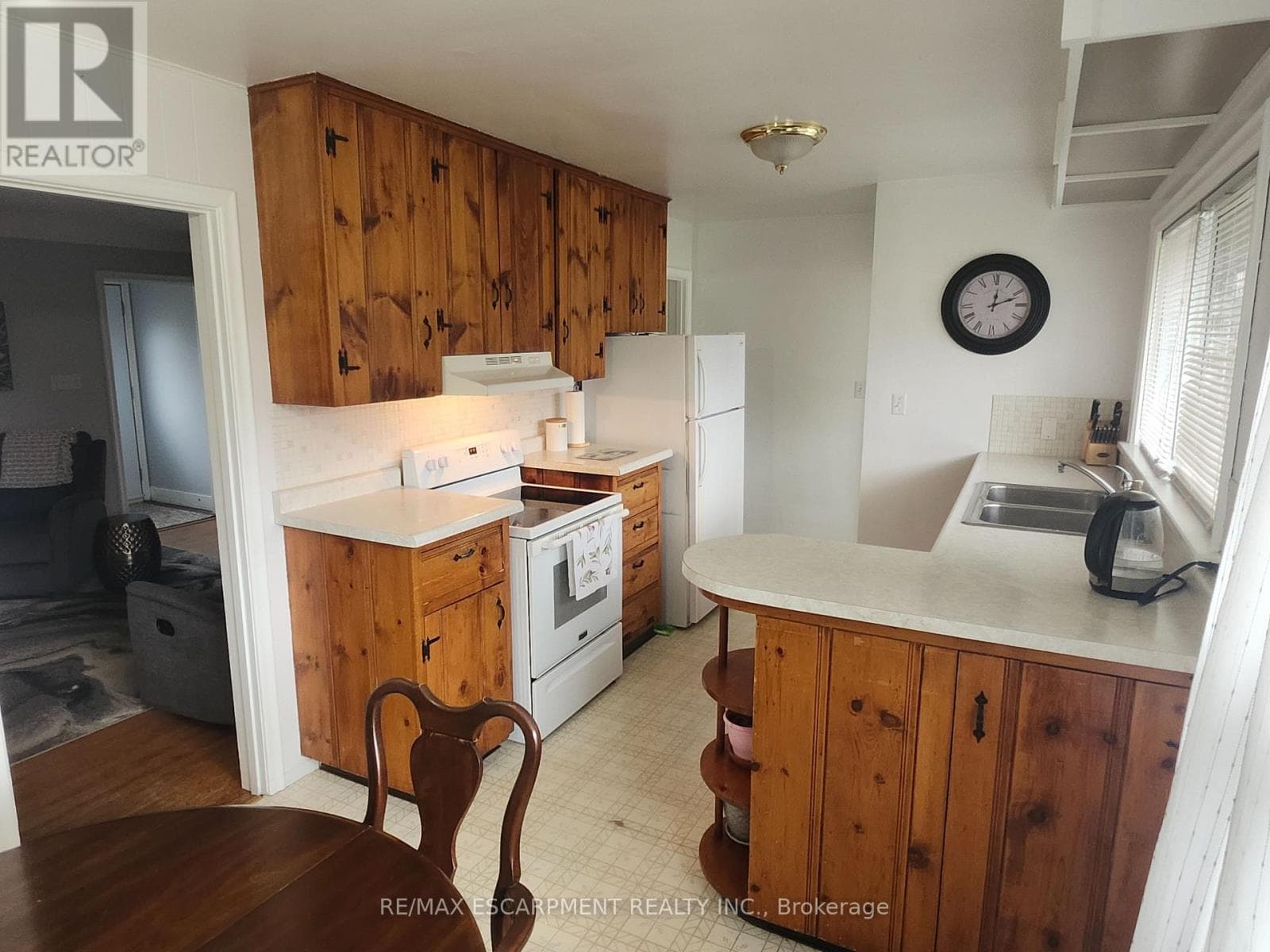 Single Family at 6142 Scott Street, Niagara Falls (Cherrywood), Ontario - Photo 10 - RE/MAX Garden City Realty