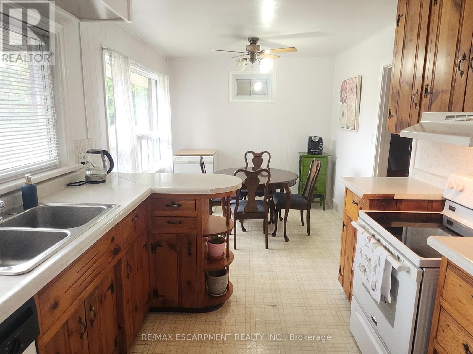 Single Family at 6142 Scott Street, Niagara Falls (Cherrywood), Ontario - Photo 7 - RE/MAX Garden City Realty