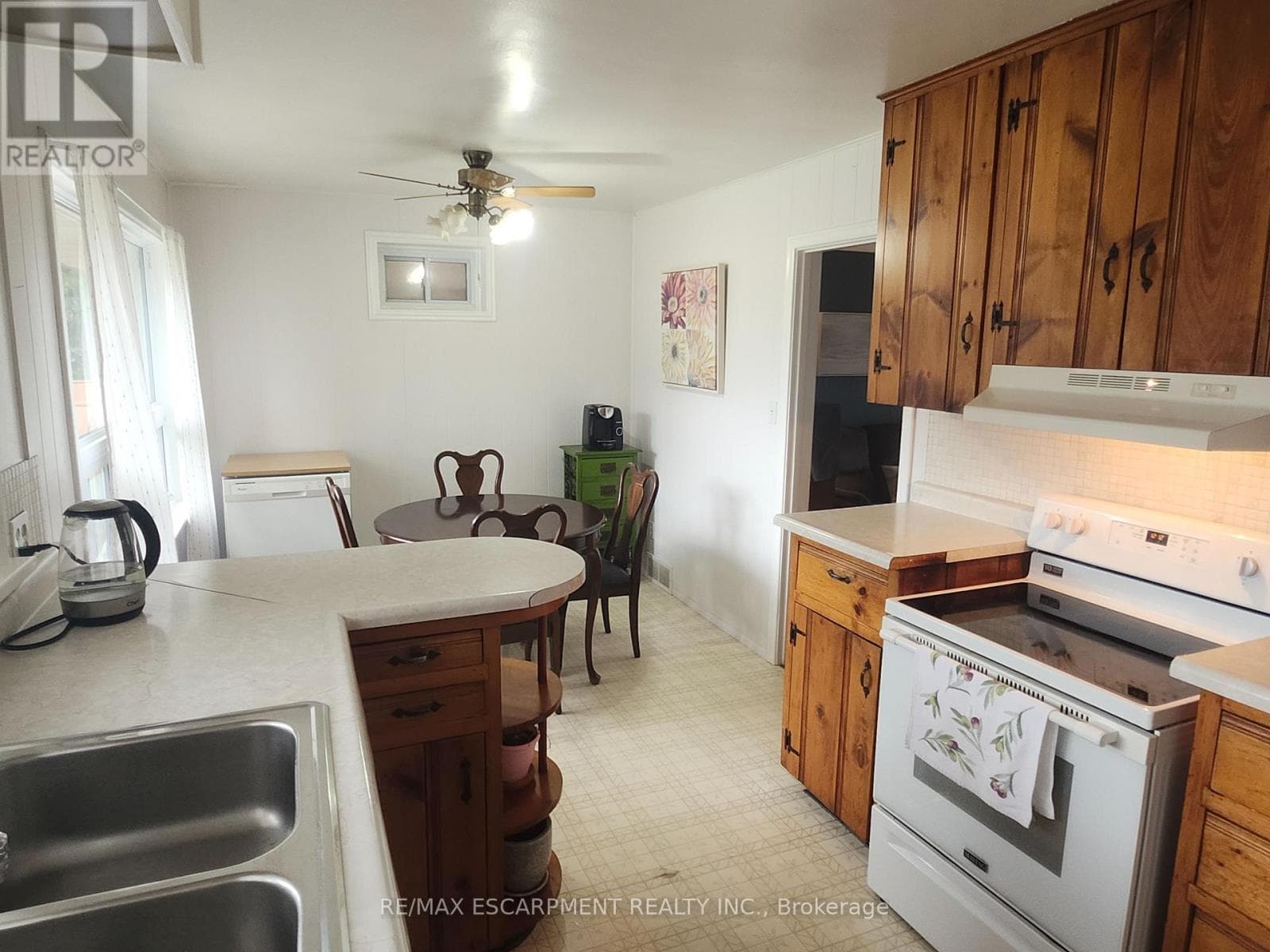 Single Family at 6142 Scott Street, Niagara Falls (Cherrywood), Ontario - Photo 8 - RE/MAX Garden City Realty