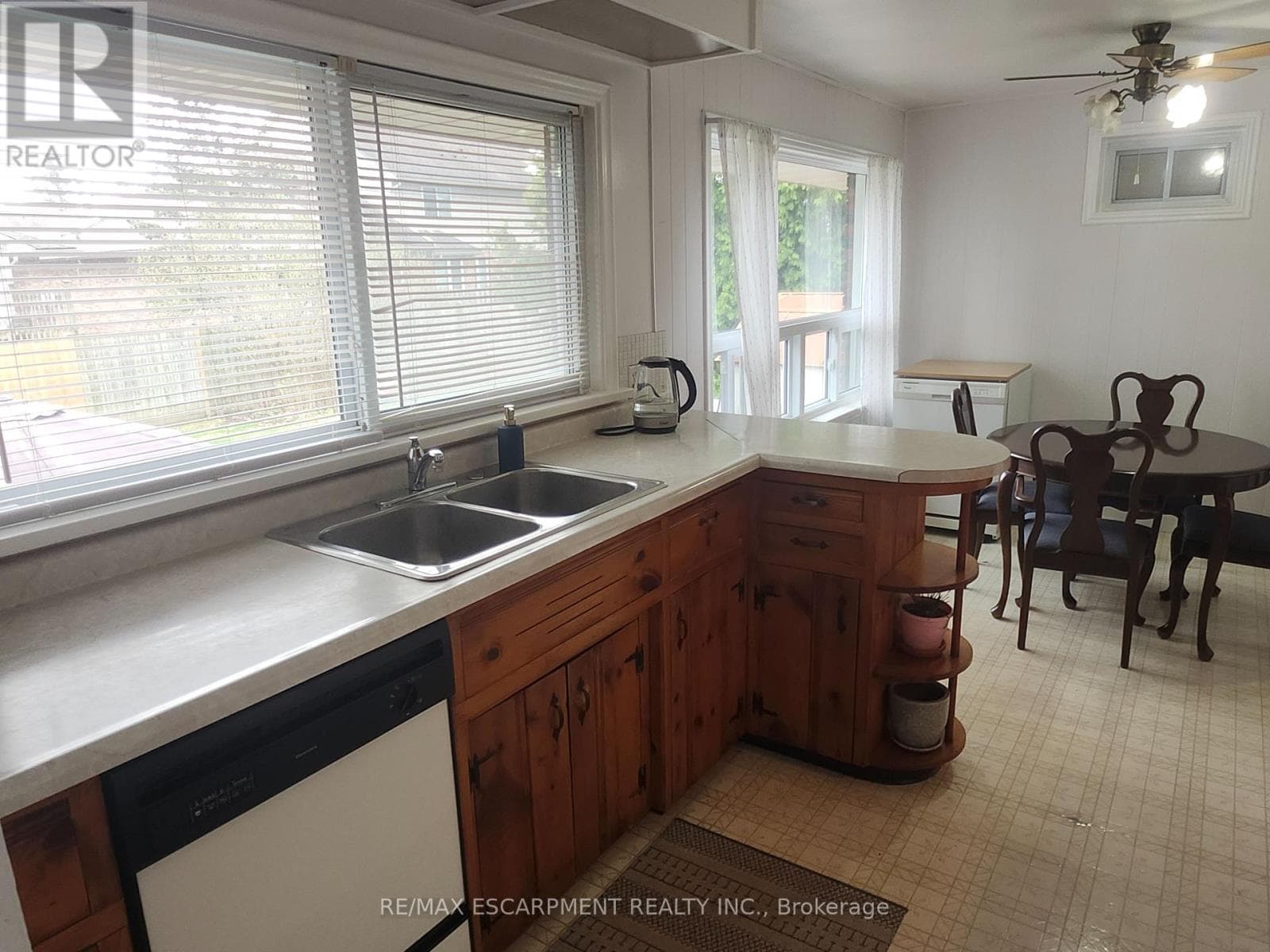 Single Family at 6142 Scott Street, Niagara Falls (Cherrywood), Ontario - Photo 9 - RE/MAX Garden City Realty