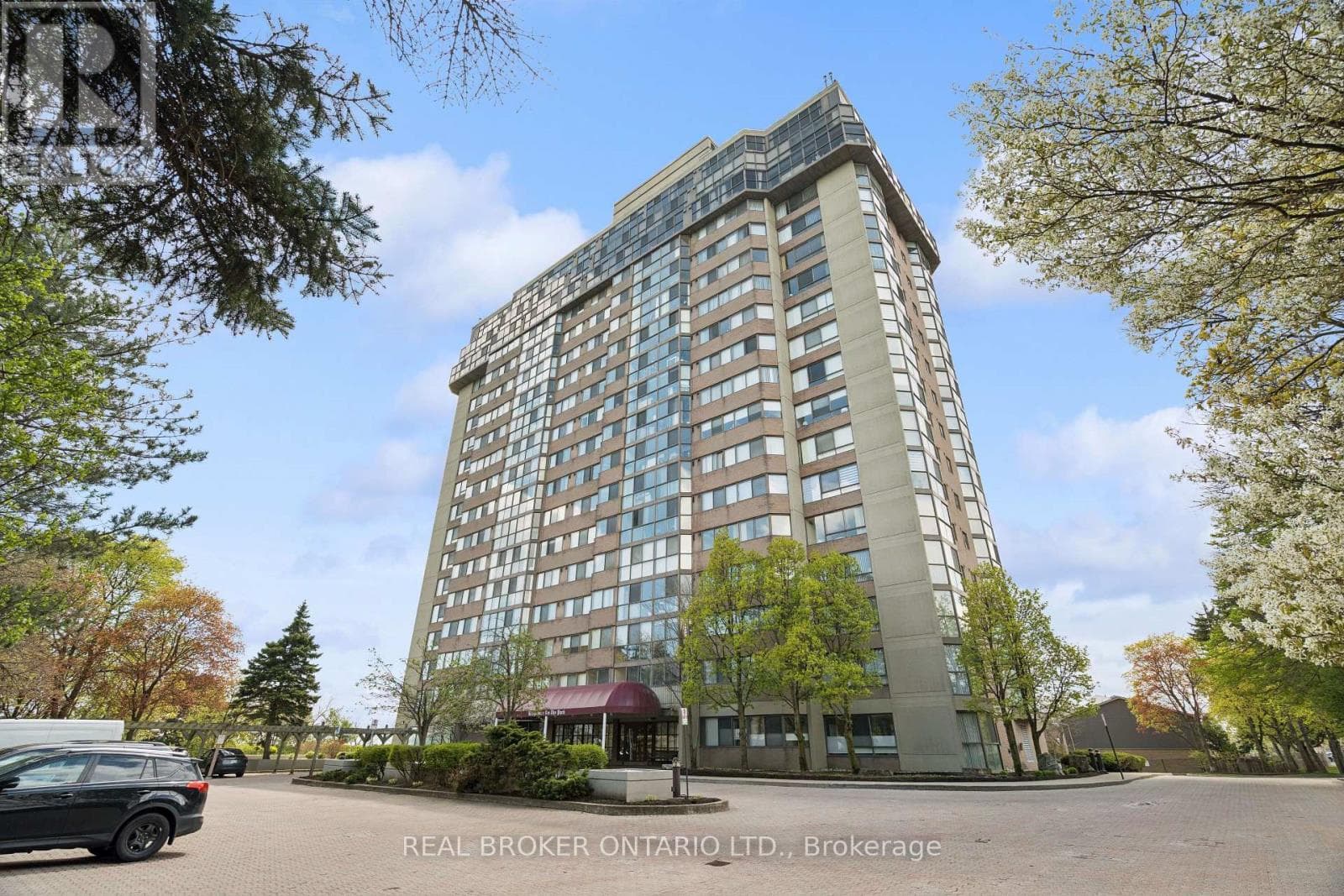 503- 880 Dundas Street