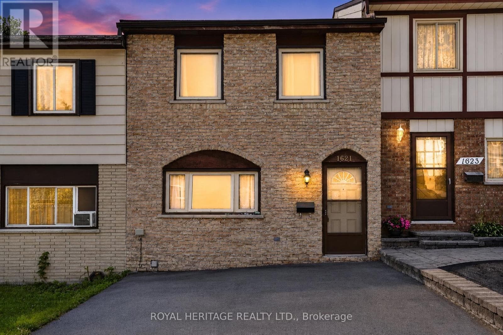 1621 Applewood Crescent