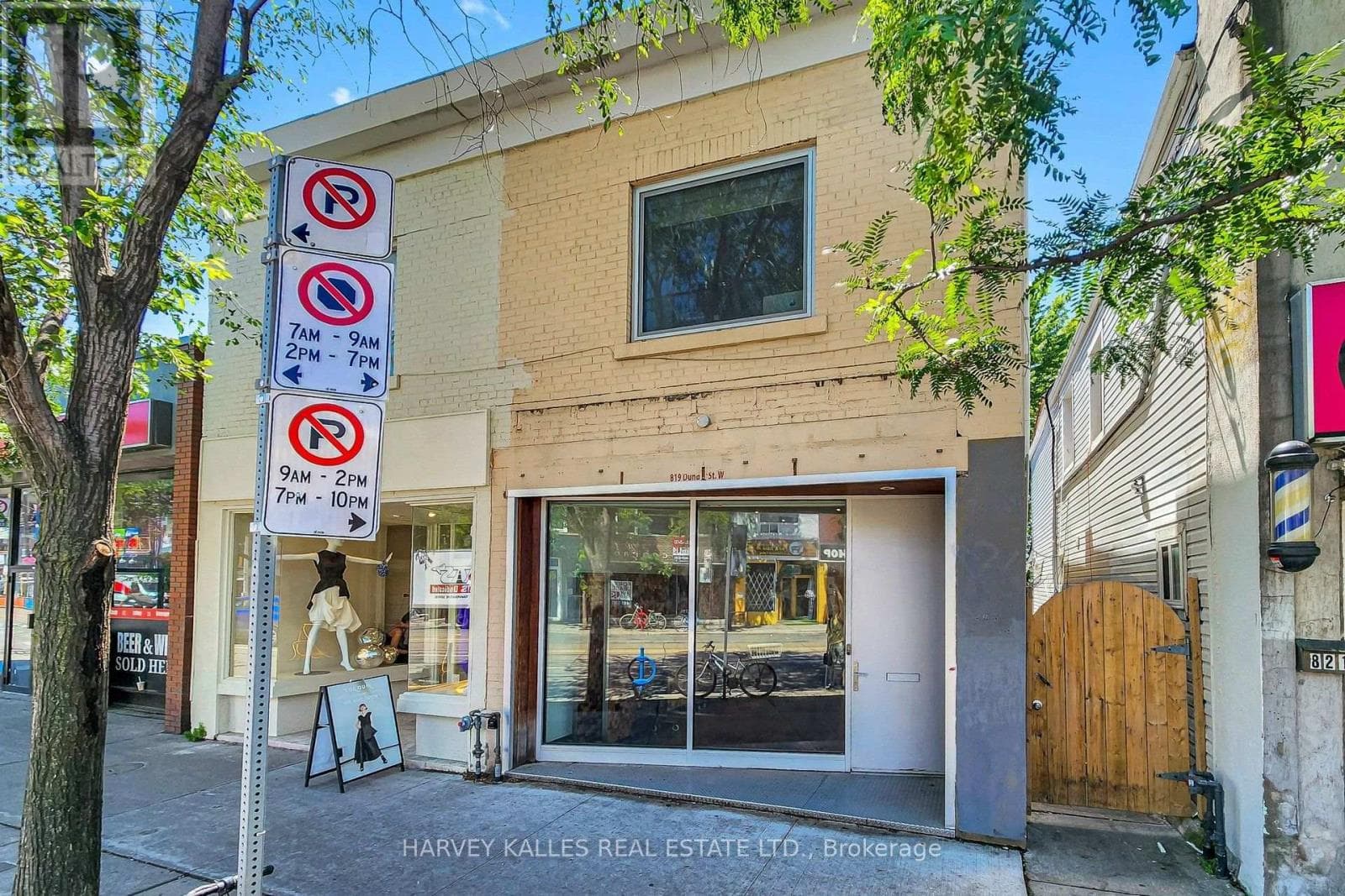 819 Dundas Street