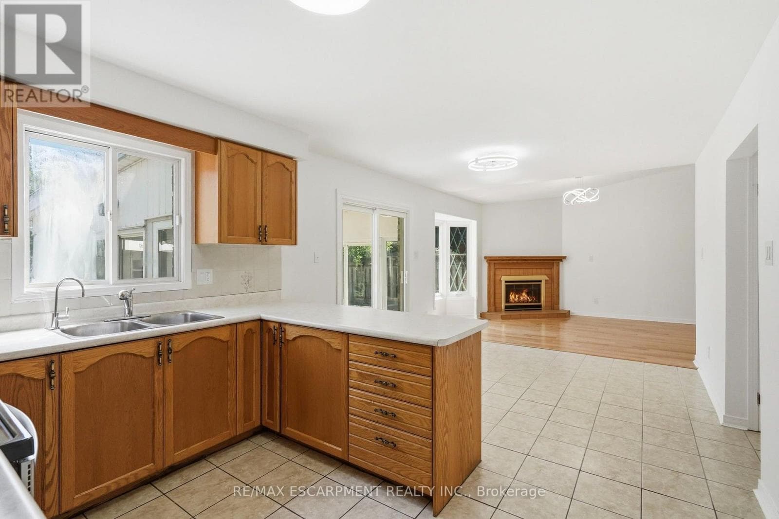 Single Family at 448 STONE CHURCH Road, Hamilton (Barnstown), Ontario - Photo 9 - RE/MAX Garden City Realty