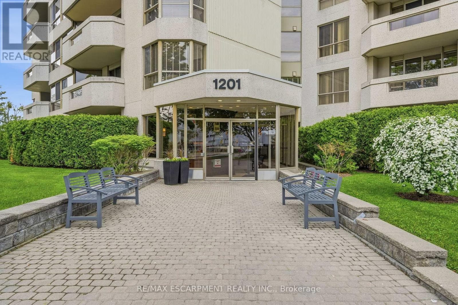 Single Family at 1003- 1201 North Shore Boulevard, Burlington (Brant), Ontario - Photo 2 - RE/MAX Garden City Realty