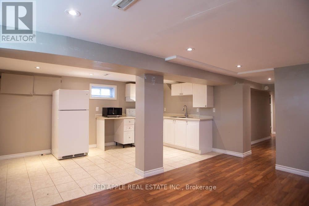 Single Family at 126 LONGFORD Drive, Newmarket (Bristol-London), Ontario - Photo 10 - RE/MAX Garden City Realty