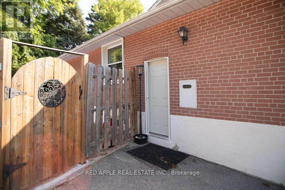 Single Family at 126 LONGFORD Drive, Newmarket (Bristol-London), Ontario - Photo 2 - RE/MAX Garden City Realty