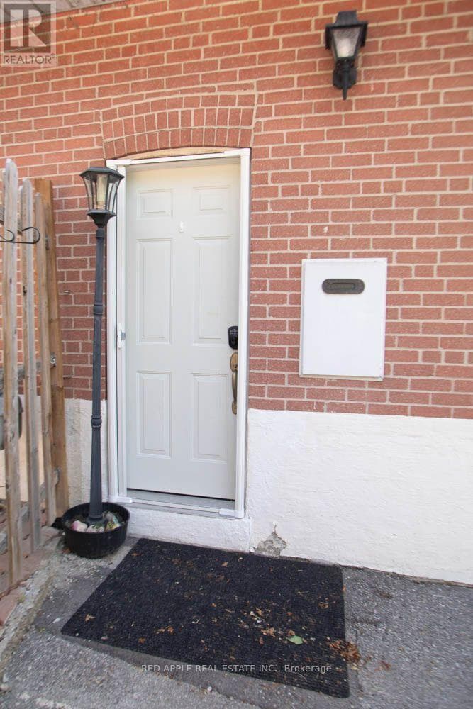 Single Family at 126 LONGFORD Drive, Newmarket (Bristol-London), Ontario - Photo 3 - RE/MAX Garden City Realty