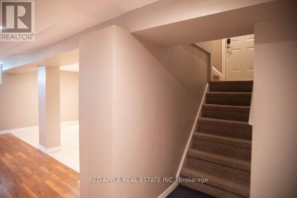 Single Family at 126 LONGFORD Drive, Newmarket (Bristol-London), Ontario - Photo 4 - RE/MAX Garden City Realty