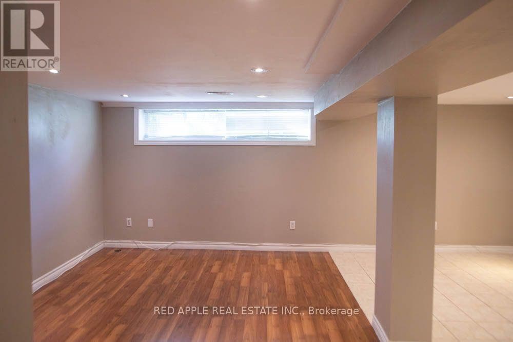 Single Family at 126 LONGFORD Drive, Newmarket (Bristol-London), Ontario - Photo 5 - RE/MAX Garden City Realty