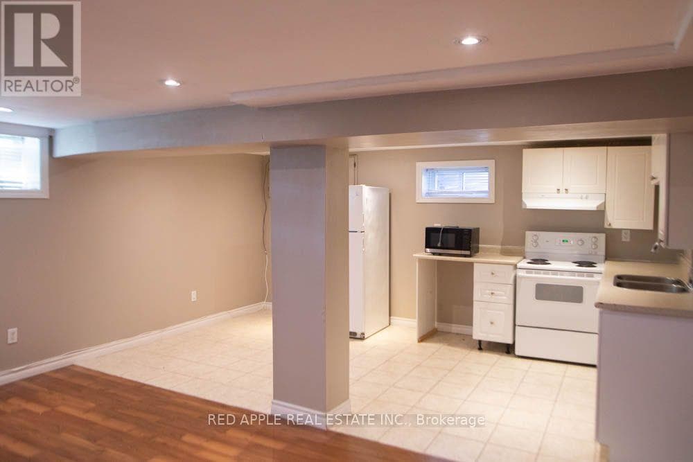 Single Family at 126 LONGFORD Drive, Newmarket (Bristol-London), Ontario - Photo 6 - RE/MAX Garden City Realty