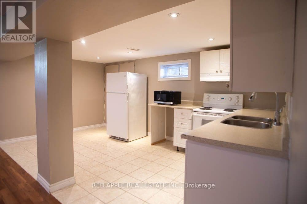 Single Family at 126 LONGFORD Drive, Newmarket (Bristol-London), Ontario - Photo 7 - RE/MAX Garden City Realty
