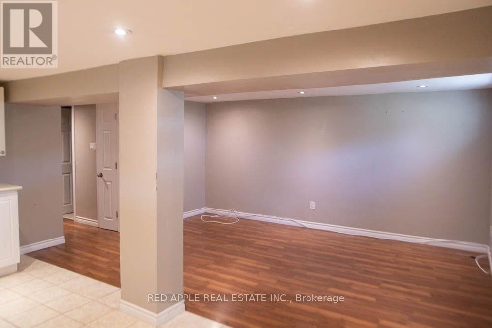 Single Family at 126 LONGFORD Drive, Newmarket (Bristol-London), Ontario - Photo 8 - RE/MAX Garden City Realty