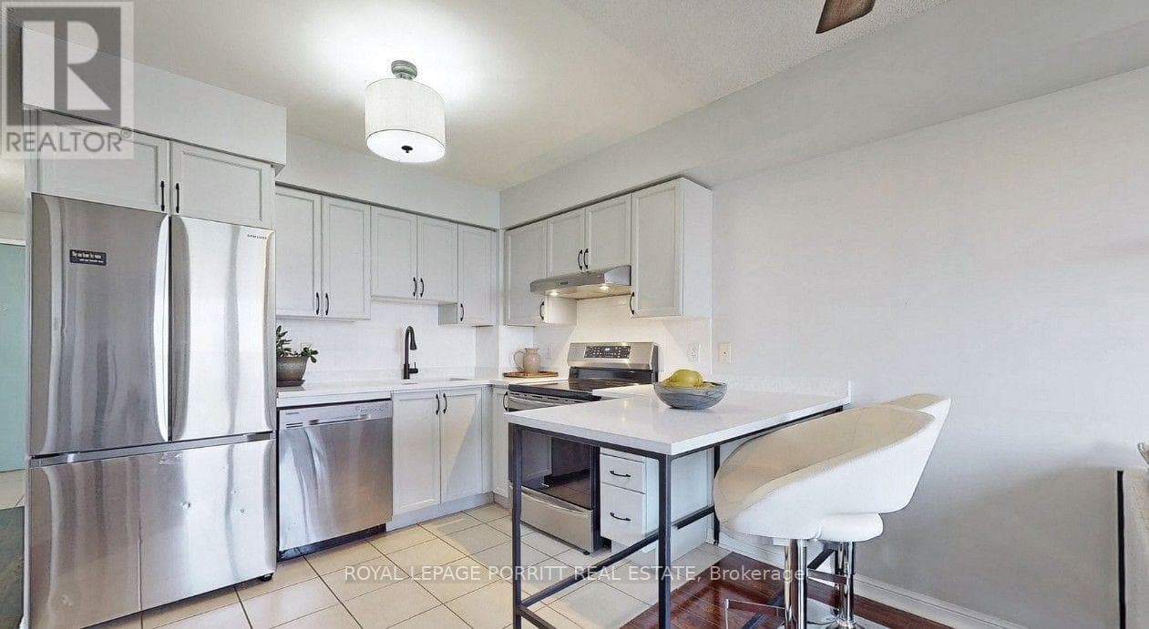 Single Family at 601- 4 Elsinore Path, Toronto (New Toronto), Ontario - Photo 4 - RE/MAX Garden City Realty