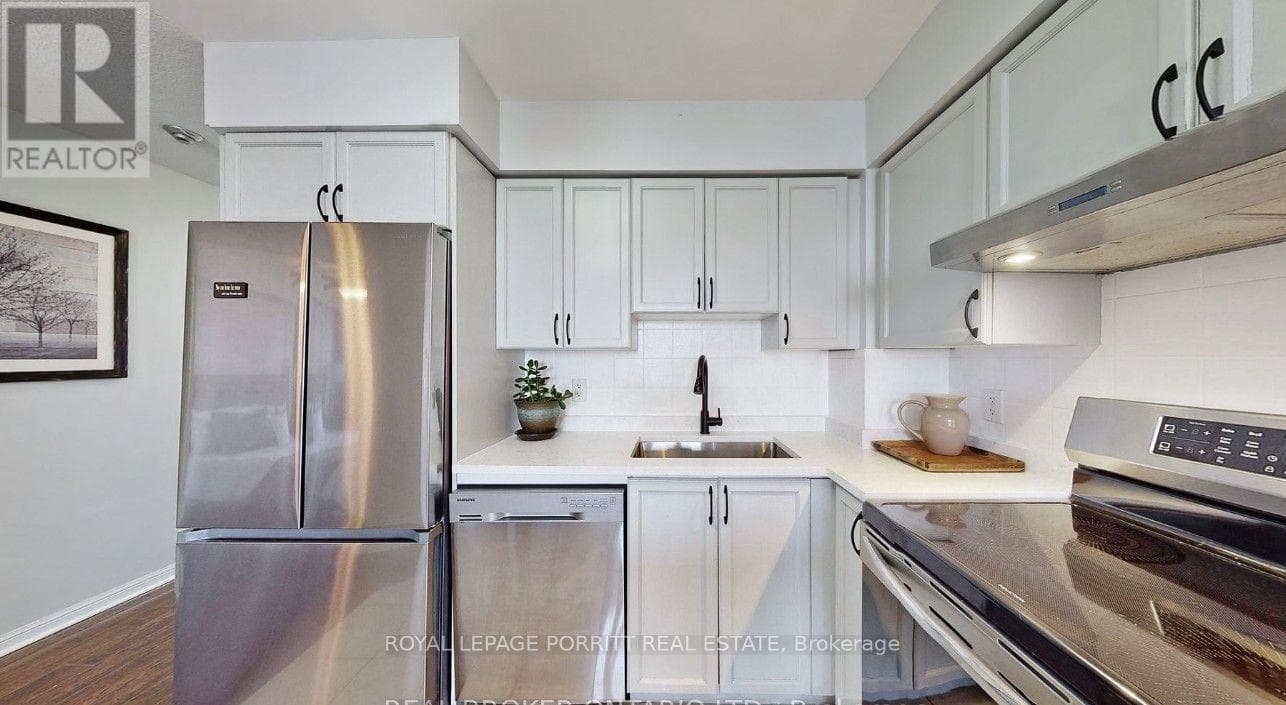 Single Family at 601- 4 Elsinore Path, Toronto (New Toronto), Ontario - Photo 6 - RE/MAX Garden City Realty